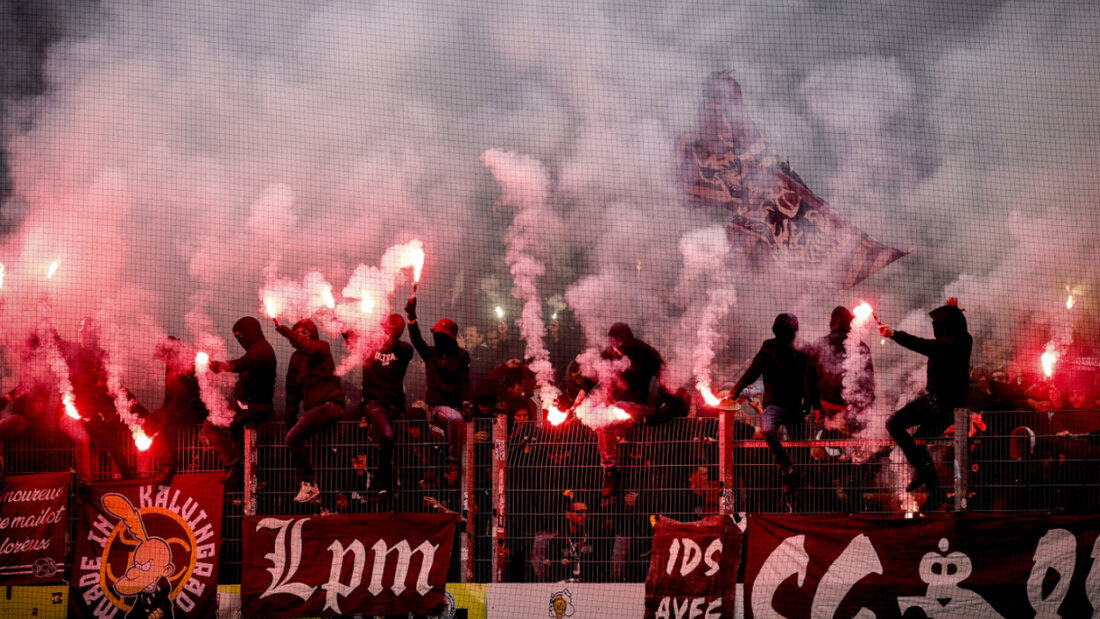 Das Spiel des FC Winterthur gegen Servette am 28. April 2024 endete mit tumultartigen Szenen und mehreren Verletzten. Ein Genfer Fackelwerfer ist nun verurteilt worden. (Archivbild) 20250723163022344.jpg