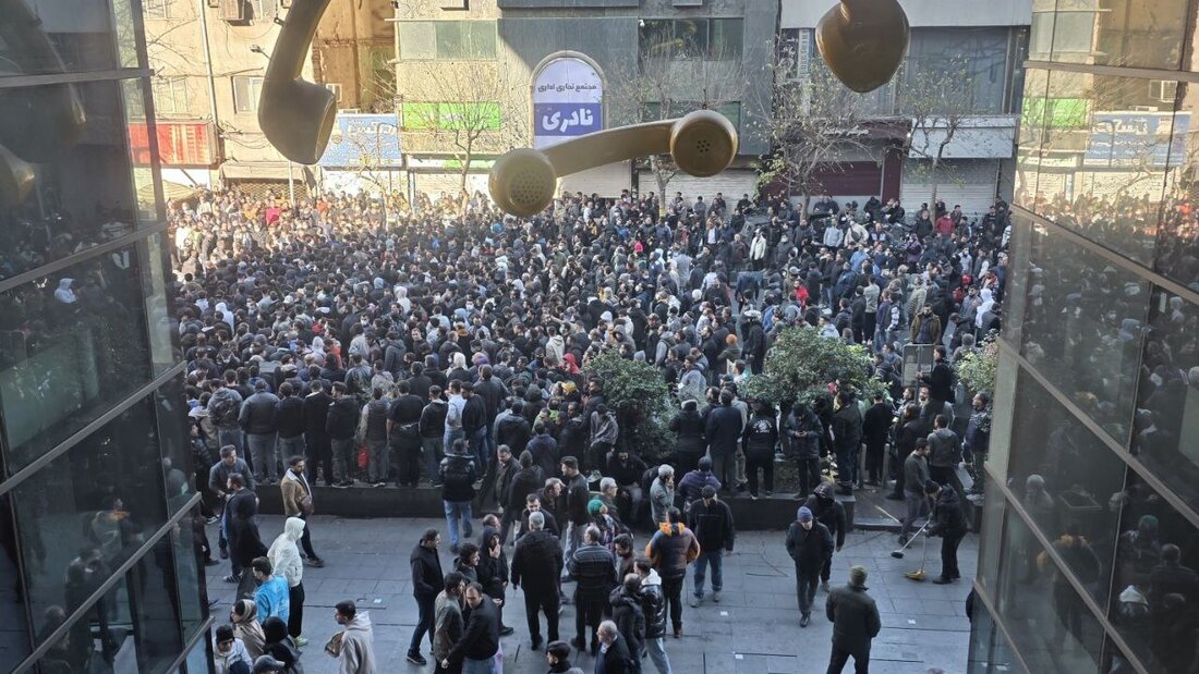 ARCHIV - Demonstranten demonstrieren gegen die schlechten wirtschaftlichen Bedingungen in Teheran. Foto: Social Media/ZUMA Press Wire/dpa 20260102232008380.jpg