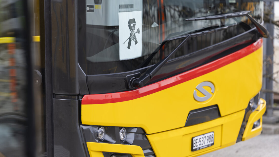 Zahlreiche Postauto-Fahrerinnen und -Fahrer trauern um die Opfer des verheerenden Busbrands von Kerzers FR vom vergangenen Dienstag. Im Rahmen einer freiwilligen Schweigeminute hielten sie Fahrzeuge an und taten ihre Solidarität mit dem Dreiklanghorn oder der Hupe kund. 20260316153202307.jpg