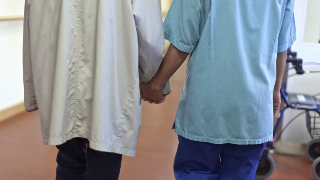 Trotz Betreuung durch die Tochter soll eine über 90-jährige demente Frau die Schweiz verlassen. (Symbolbild) 20260516093159866.jpg