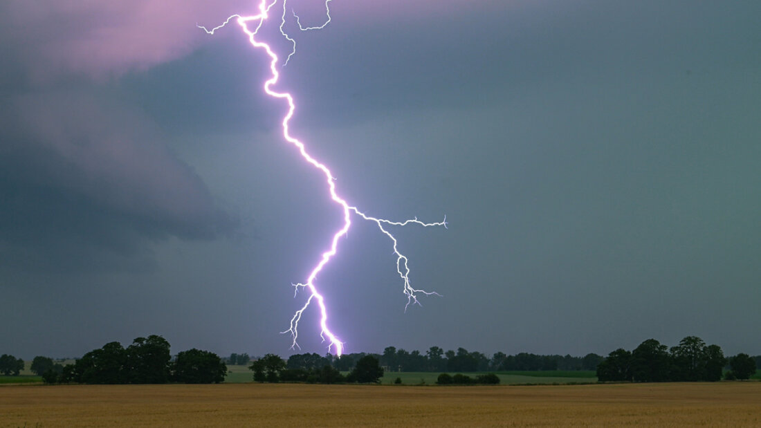 ARCHIV - Sommergewitter über einem Feld. Foto: Patrick Pleul/dpa/Archivbild 20260621140929453.jpg