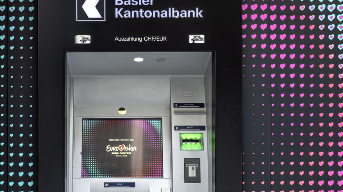 Ein Bankomat der Basler Kantonalbank im Design des Eurovision Song Contest in Basel im Mai 2025. (Archivbild) 20260813072726935.jpg
