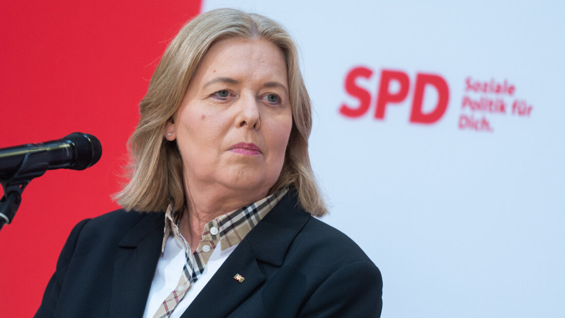 dpatopbilder - Bärbel Bas (SPD), Bundesarbeitsministerin, spricht bei einer Pressekonferenz. Bas soll neue Co-Parteichefin der SPD werden. Foto: Christophe Gateau/dpa 20250512162517256.jpg