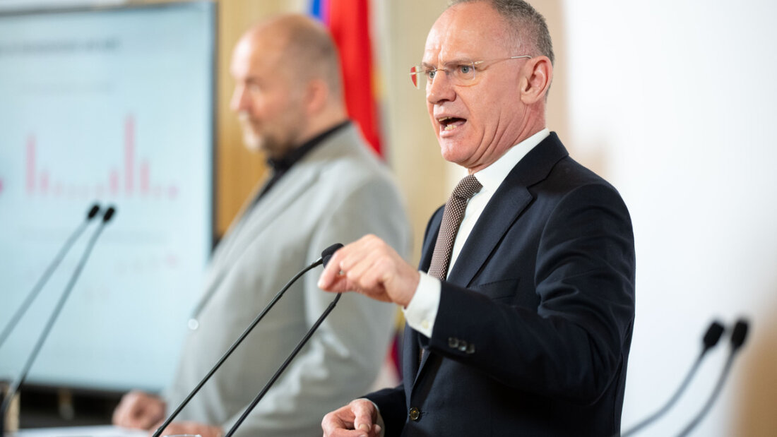 Direktor des Bundesamts für Fremdenwesen und Asyl (BFA, l), Gernot Maier, und Österreichs Innenminister Gerhard Karner (ÖVP) während einer Pressekonferenz des Innenministeriums zum Thema "Harte und gerechte Asylpolitik - Bilanz 2025". Foto: Georg Hochmuth/APA/dpa 20260123141214478.jpg
