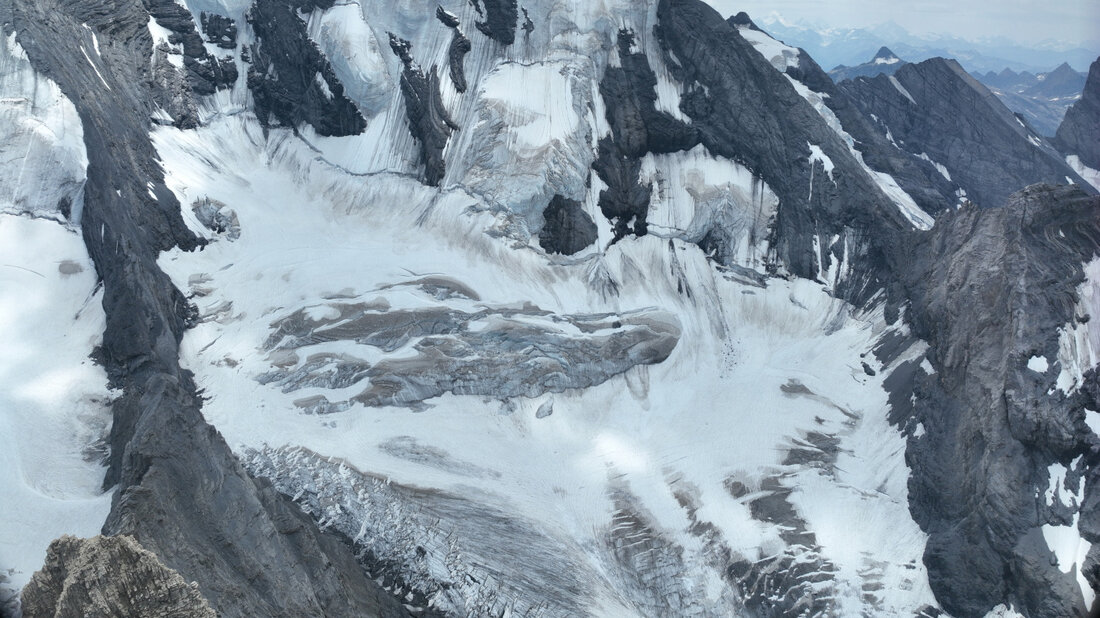 Am Blüemlisalpgletscher kam ein Mann beim Absturz in eine Spalte ums Leben. 20260726123732933.jpg
