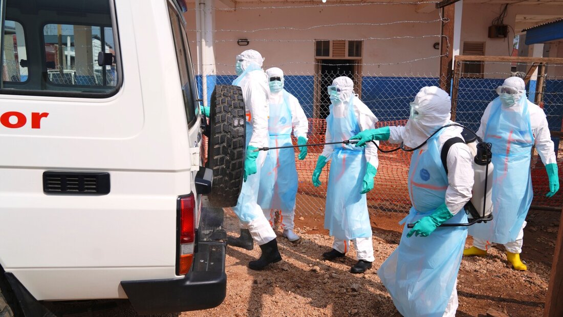 ARCHIV - Medizinisches Personal desinfiziert einen Krankenwagen im Ebola-Behandlungszentrum des Allgemeinen Krankenhauses von Bunia. Foto: Dirole Lotsima Dieudonne/AP/dpa 20260811115128970.jpg