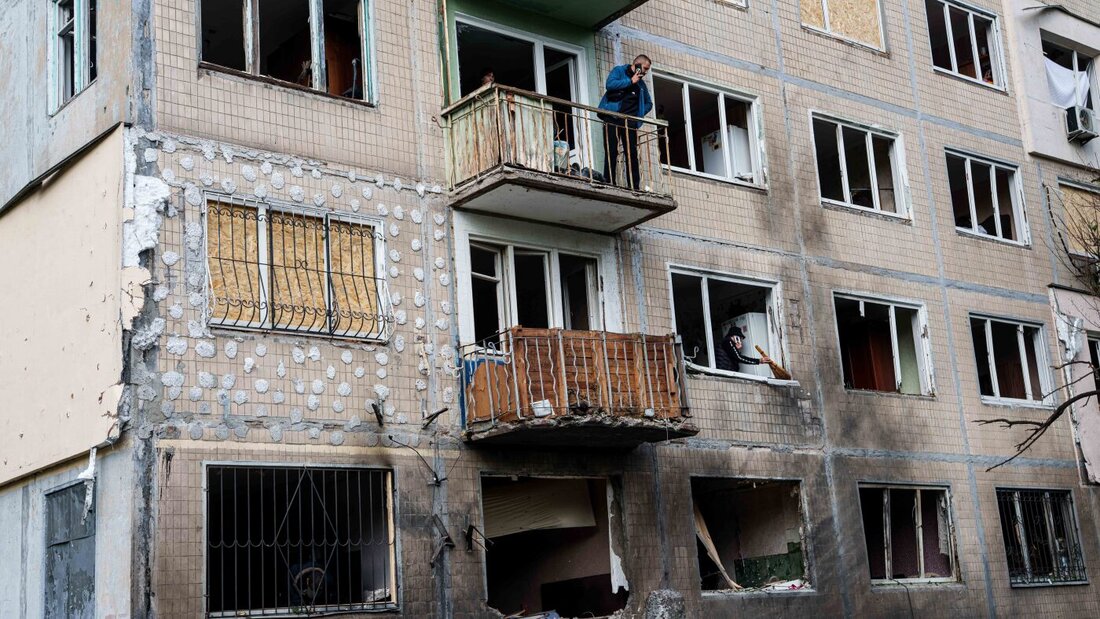 Ein Mann steht auf dem Balkon eines Wohnhauses, das durch einen russischen Drohnenangriff beschädigt wurde. Foto: Evgeniy Maloletka/AP/dpa 20260923103758203.jpg