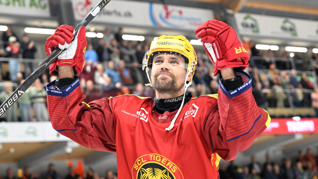 Doppel-Torschütze Emil Pettersson lässt sich von den Langnauer Fans feiern 20261003225036852.jpg
