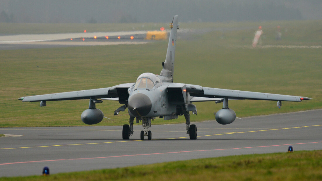 ARCHIV - Ein Bundeswehr-Flugzeug vom Typ Tornado rollt auf der Startbahn des Fliegerhorsts Büchel in der Eifel. Foto: Harald Tittel/dpa 20261008193501875.jpg