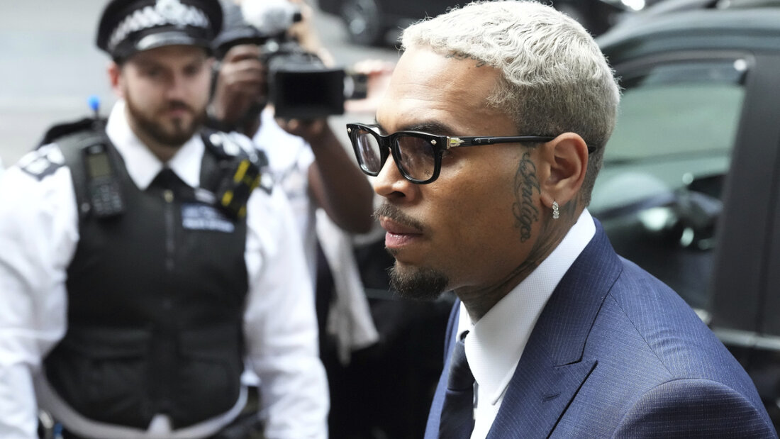 RB-Sänger Chris Brown bei der Ankunft am Southwark Crown Court im Süden Londons, wo er wegen eines angeblichen Übergriffs in einem Londoner Nachtclub vor Gericht erscheinen muss. Foto: Frank Augstein/AP/dpa 20250620124158616.jpg