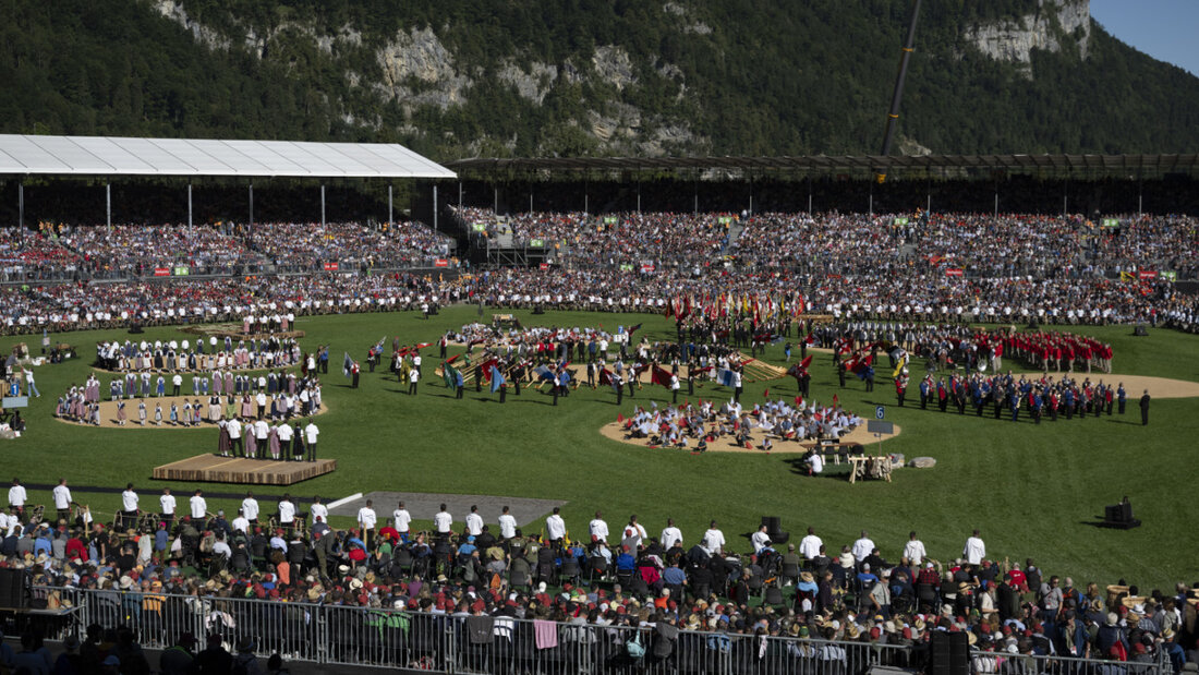 Bei strahlendem Sonnenschein sprach Bundespräsidentin am Sonntagvormittag am Festakt des ESAF in Mollis GL. 20250831102012362.jpg