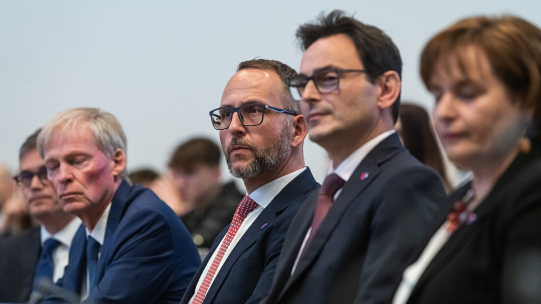 Stehen vor riesigen finanziellen Herausforderungen: Die Tessiner Regierungsmitglieder Christian Vitta (FDP), Claudio Zali (Lega), Norman Gobbi (Lega), Raffaele De Rosa (Mitte) und Marina Carobbio (SP) (von links). (Archivbild) 20251001114017564.jpg