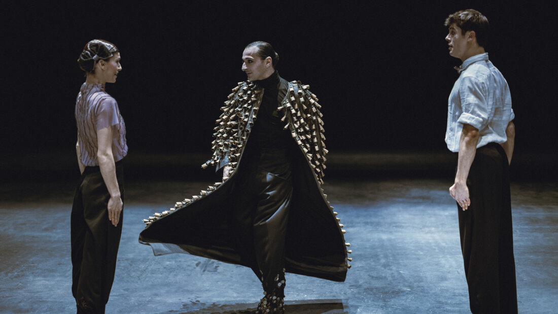 Das Geschwisterpaar Fritz und Marie (Louis Steinmetz und Sandra Bourdais) mit Pate Drosselmeier (Michelangelo Chelucci) in der "Nussknacker"-Choreografie von Marco Goecke am Theater Basel. 20251214130340375.jpg