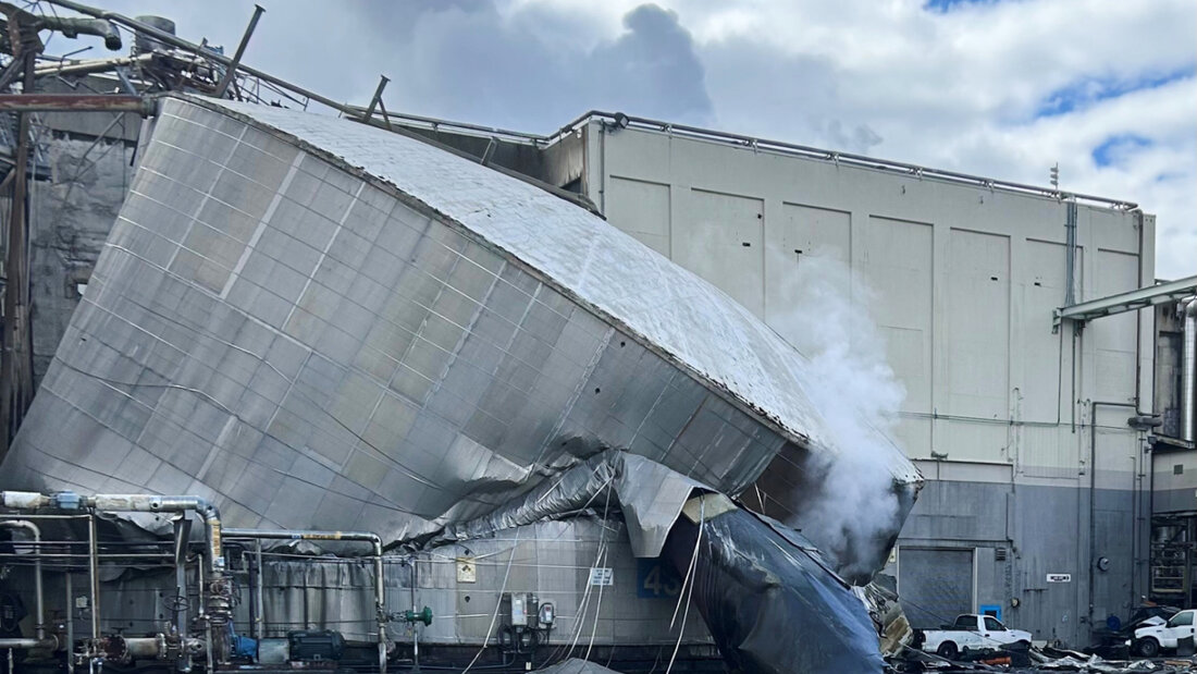HANDOUT - Dieses von der Stadt Longview (US-Bundesstaat Washington) zur Verfügung gestellte Foto zeigt die strukturellen Schäden an der Nippon Dynawave Packaging Co. nach der Implosion eines Tanks mit gefährlicher Flüssigkeit. Foto: City of Longview/dpa - ACHTUNG: Nur zur redaktionellen Verwendung bis zum 10.06.2026 und nur mit vollständiger Nennung des vorstehenden Credits 20260527041822288.jpg