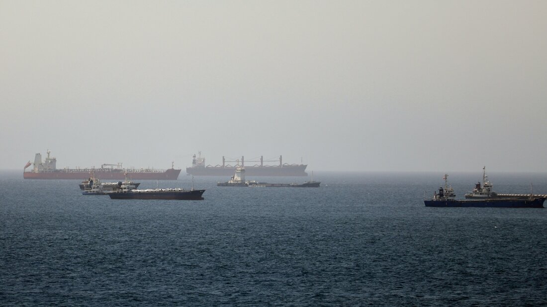ARCHIV - Im Golf von Oman, entlang der Schifffahrtsrouten zwischen der Straße von Hormus und dem Arabischen Meer Tanker und Frachtschiffe zu sehen. Foto: Uncredited/AP/dpa 20260629153416037.jpg