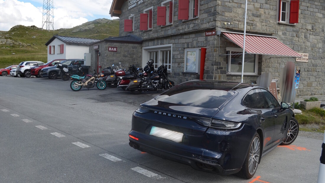 Das Abbiegemanöver dieses Autos wurde dem Motorradfahrer und dessen Sozia auf dem Berninapass zum Verhängnis: Sie wurden mittelschwer bis schwer verletzt. 20260719184041735.jpg