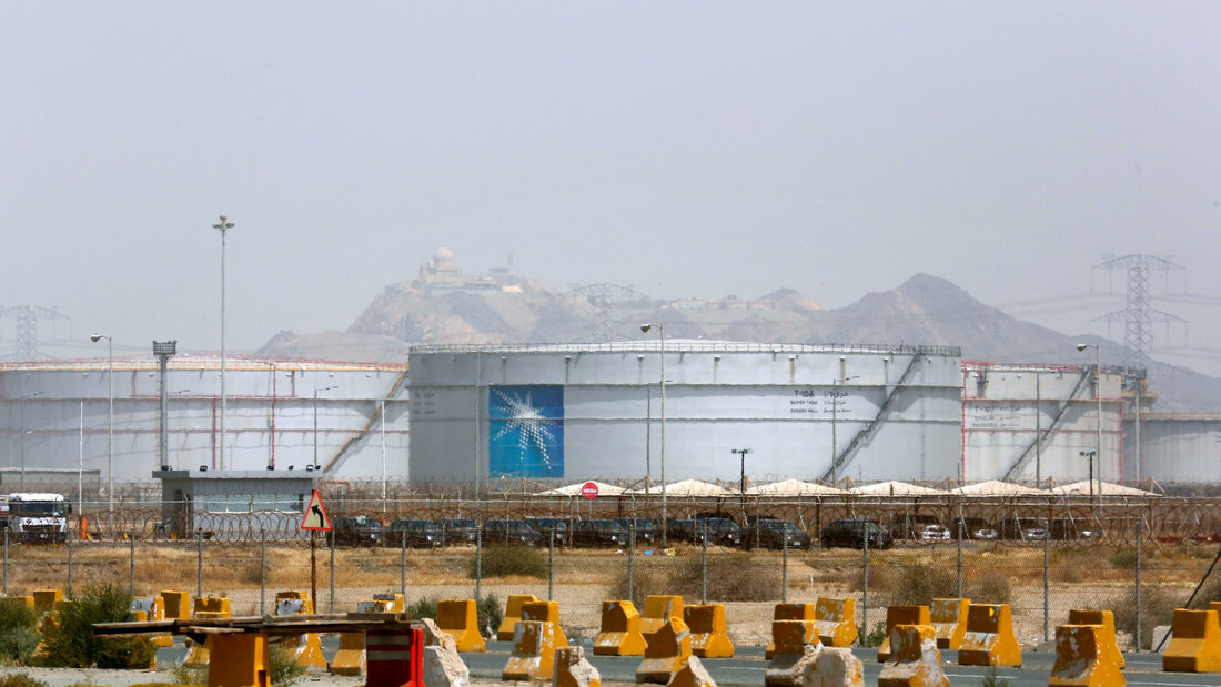 ARCHIV - Tanklager in der North Jiddah Bulk Plant, einer Ölanlage von Saudi Aramco. Foto: Amr Nabil/AP/dpa 20260925025821528.jpg