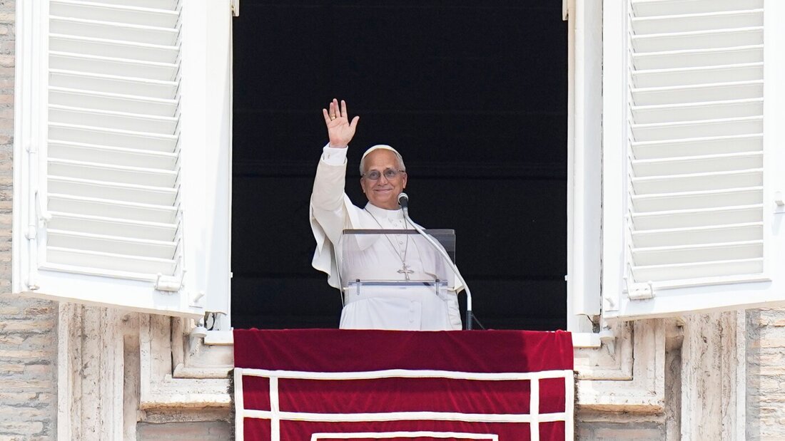 ARCHIV - Papst Leo XIV. winkt während des Angelus-Gebets am Mittag aus dem Fenster seines Arbeitszimmers mit Blick auf den Petersplatz im Vatikan. Foto: Alessandra Tarantino/AP/dpa 20261018061008225.jpg