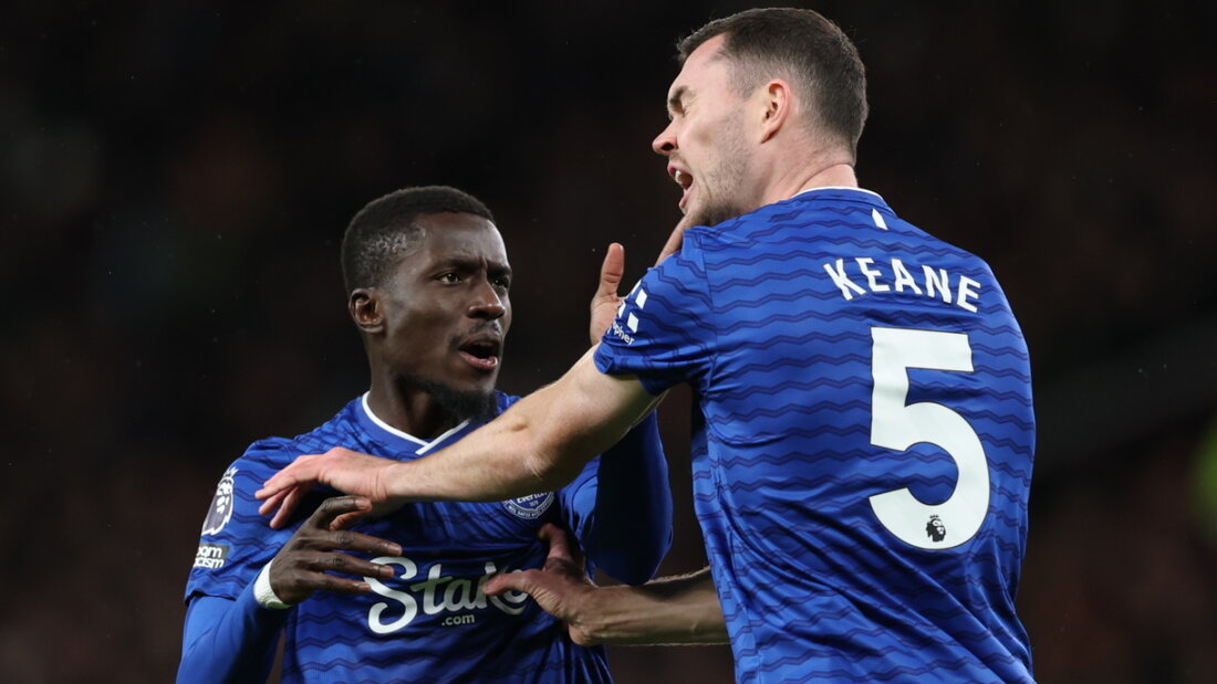 Evertons Routinier Idrissa Gueye mit der Ohrfeige gegen Teamkollege Michael Keane 20251124230721753.jpg