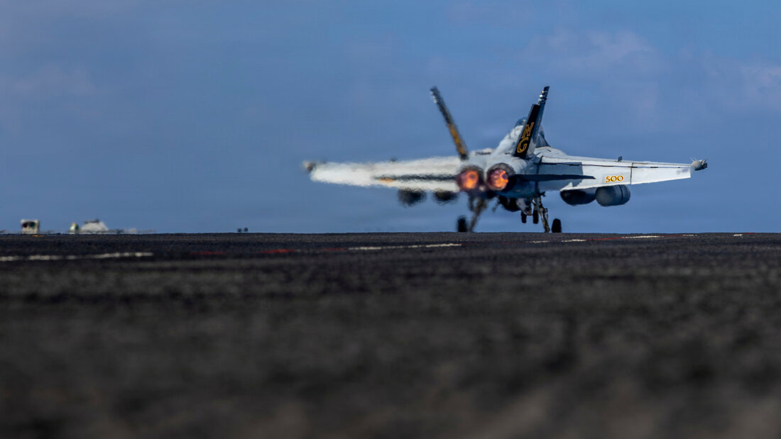 HANDOUT - Ein Kampfflugzeug startet vom Deck des Flugzeugträgers USS Abraham Lincoln im Indischen Ozean. Foto: Seaman Daniel Kimmelman/US Navy/AP/dpa - ACHTUNG: Nur zur redaktionellen Verwendung und nur mit vollständiger Nennung des vorstehenden Credits 20260717060031674.jpg