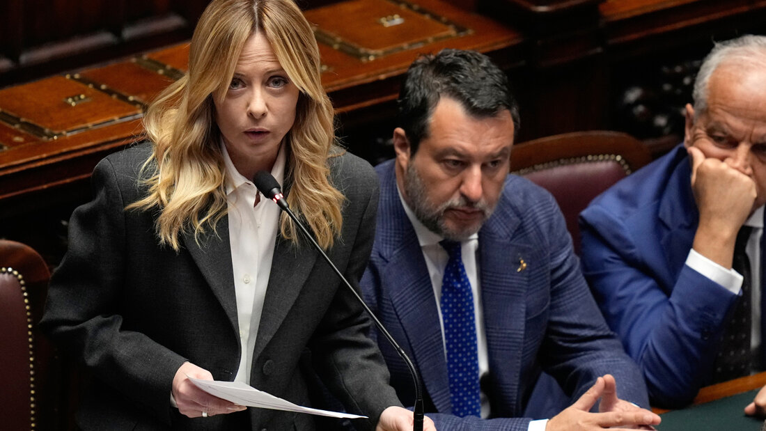 ARCHIV - Die italienische Ministerpräsidentin Giorgia Meloni, neben Verkehrsminister Matteo Salvini (M) und Innenminister Matteo Piantedosi. Foto: Alessandra Tarantino/AP/dpa/Archivbild 20260822220420392.jpg
