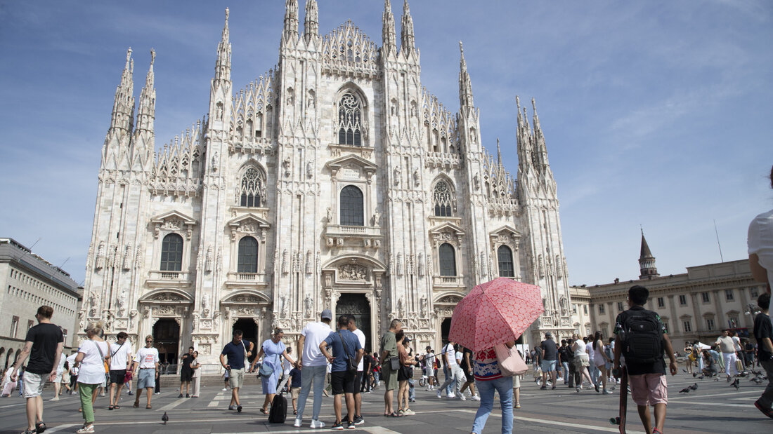 ARCHIV - Touristen vor dem Dom in Mailand. Foto: Marco Ottico/LaPresse via ZUMA Press/dpa 20260916211408916.jpg