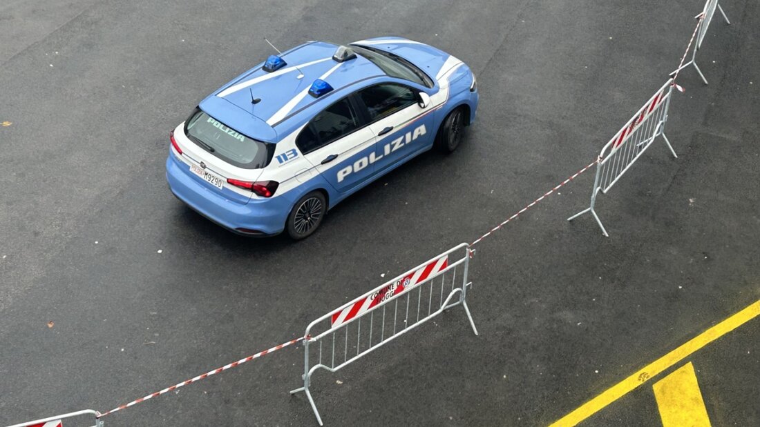 ARCHIV - Ein Auto der italienischen Polizei vor einer Absperrung. Foto: Christoph Sator/dpa/Archivbild 20260513153826850.jpg