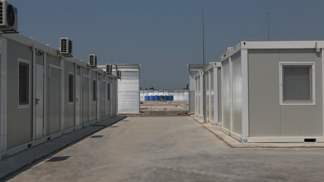 ARCHIV - Bei Bauarbeiten in einem Lager in Albanien sind neu errichtete Wohncontainer zu sehen. Foto: Alketa Misja/dpa 20260602153853772.jpg