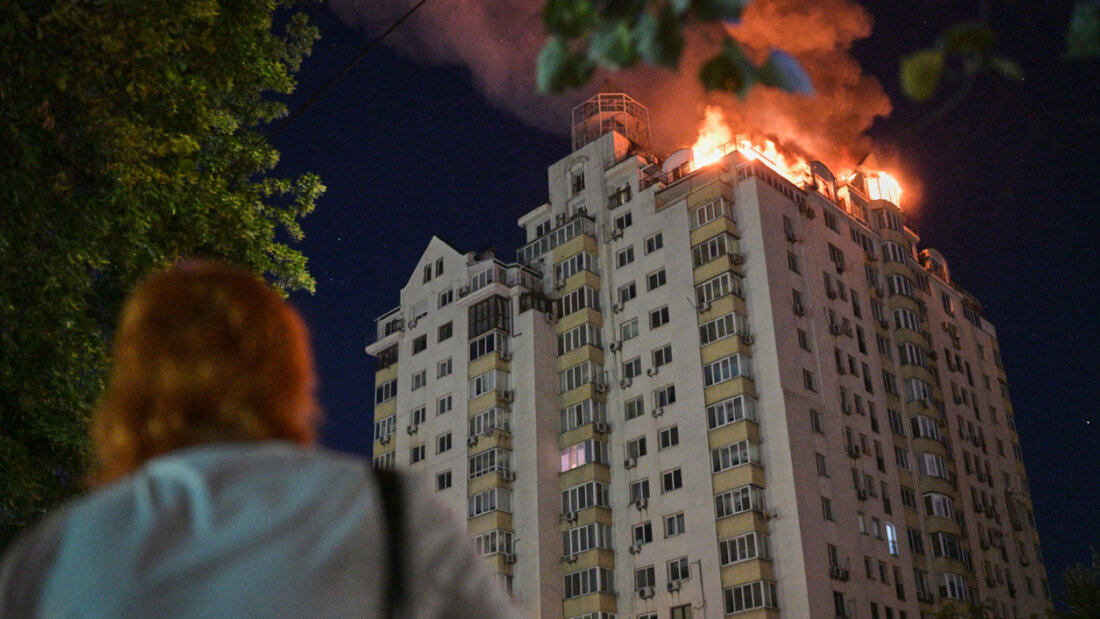 Eine Frau blickt auf ein Wohnhaus, das nach einem russischen Raketenangriff in Flammen steht. Foto: Danylo Antoniuk/AP/dpa 20260702074315020.jpg