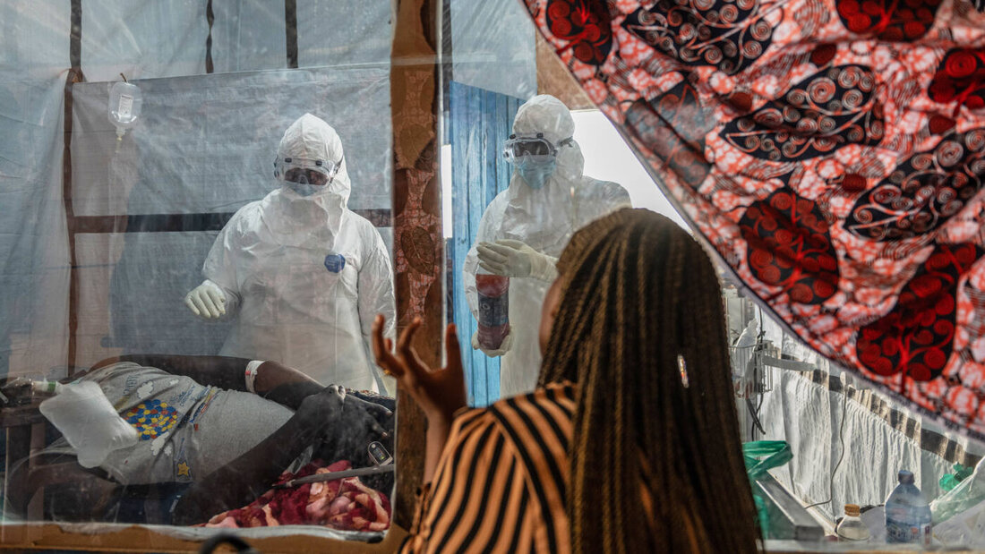 ARCHIV - Medizinisches Personal versorgt einen Ebola-Patienten im Behandlungszentrum Rwampara. Foto: Moses Sawasawa/AP/dpa 20260715093500952.jpg