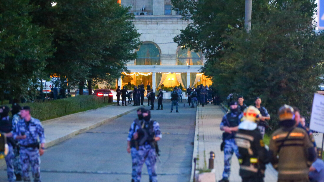 Die Polizei sperrt einen Bereich in der Nähe eines Restaurants ab, in dem es zu einer tödlichen Explosion gekommen war. Foto: Sergei Vedyashkin/Moscow News Agency/AP/dpa 20260801220846853.jpg