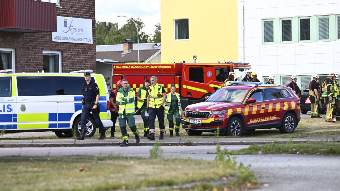 Polizei und Rettungskräfte vor der Schule in Fagersta. Foto: Fredrik Sandberg/TT News Agency/AP/dpa 20260821215958842.jpg