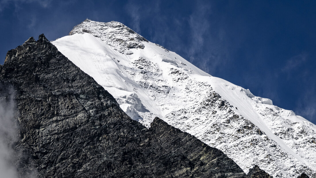 Ein Blick vom Gipfel des Weisshorns mit links dem Hängegletscher Weisshorn Ost oberhalb des Bisgletschers von Randa aus. Die Gemeinde Randa warnt vor einem Absturz des Weisshorn-Hängegletschers, nachdem es am Montag zu mehreren Gletscherabbrüchen gekommen war. 20260825152037942.jpg