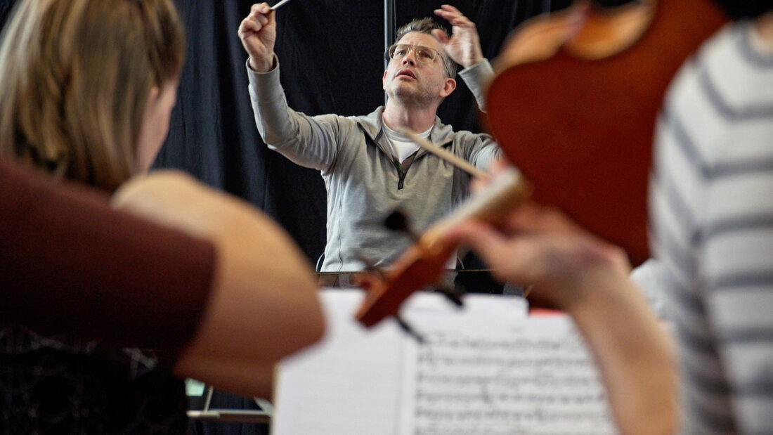 Die Kamera in der Dokumentation "Unisono" ist mitten unter den Musizierenden des Jugendsinfonieorchesters Aargau platziert. Es sei wichtig, dass in diesem Moment alle an die Musik glauben, sagt Dirigent Hugo Bollschweiler einmal während der Proben im Film. 20260827063020095.jpg