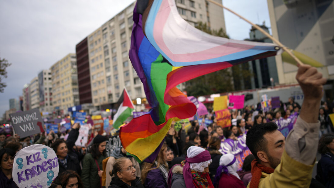 ARCHIV - Ein Mann schwenkt eine LGBT+-Fahne, während er an einer Kundgebung anlässlich des Internationalen Tages gegen Gewalt an Frauen teilnimmt. Foto: Emrah Gurel/AP/dpa 20260916140046020.jpg