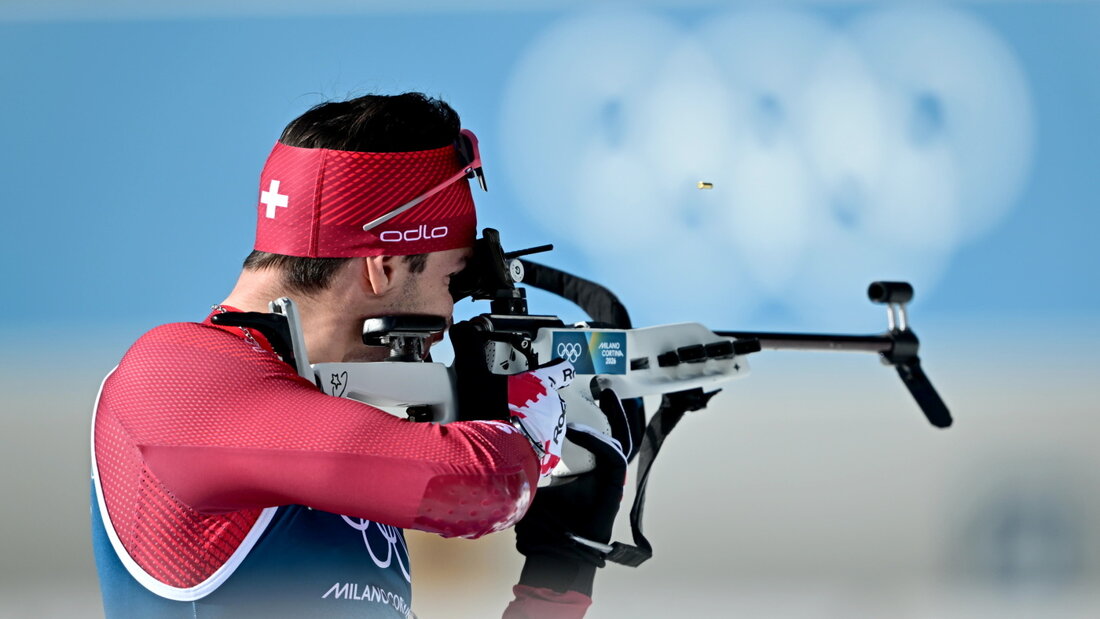 Der Schweizer Biathlet Niklas Hartweg am Schiessstand (Symbolbild) 20260919123027380.jpg