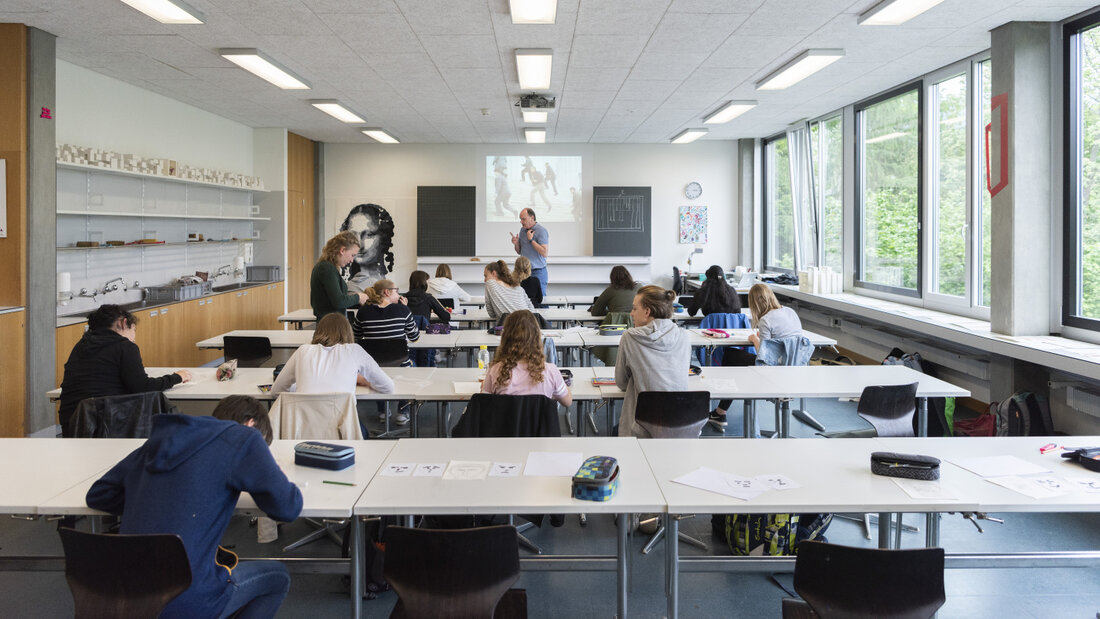 Zuletzt wurden die Schulklassen auf der Primarstufe immer grösser, nun wird die Trendwende erwartet: Anhand der rückläufigen Geburtenrate berechnete das Bundesamt für Statistik, dass es bis 2035 acht Prozent weniger Schulkinder geben wird. (Archivbild) 20261012095539093.jpg