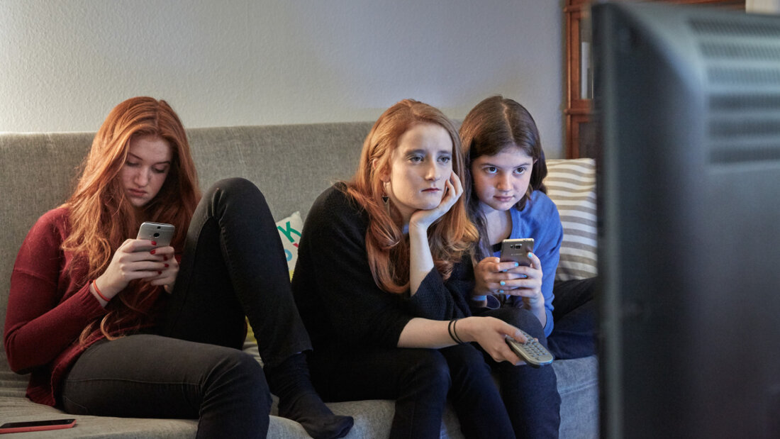 Müssen Jugendliche am Abend ihr Smartphone weglegen, schlafen sie länger und haben bessere Noten. (Gestelltes Symbolbild) 20251001093556638.jpg