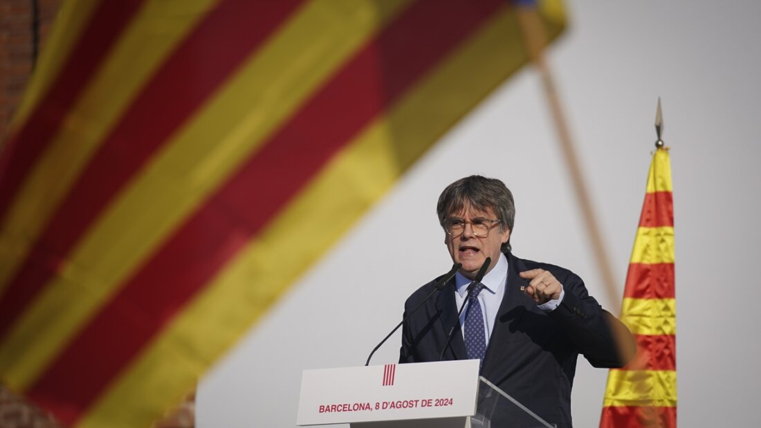 ARCHIV - Der katalanische Unabhängigkeitsführer und ehemalige Präsident Carles Puigdemont spricht zu seinen Anhängern, nachdem er in der Nähe des katalanischen Parlaments angekommen ist, um an der Amtseinführungsdebatte teilzunehmen. Foto: Joan Mateu/AP/dpa 20251027160821097.jpg