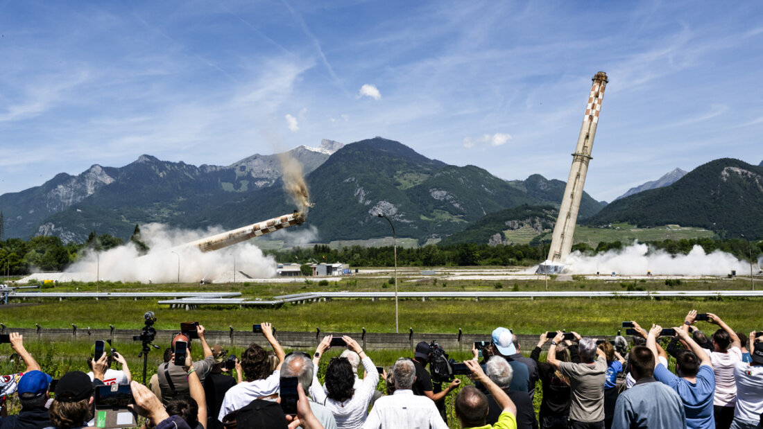 Mehrere hundert Schaulustige verfolgten den Einsturz der beiden letzten Schornsteine auf dem Gelände der ehemaligen Tamoil-Raffinerie in Collombey-Muraz im Unterwallis. 20260521164708458.jpg