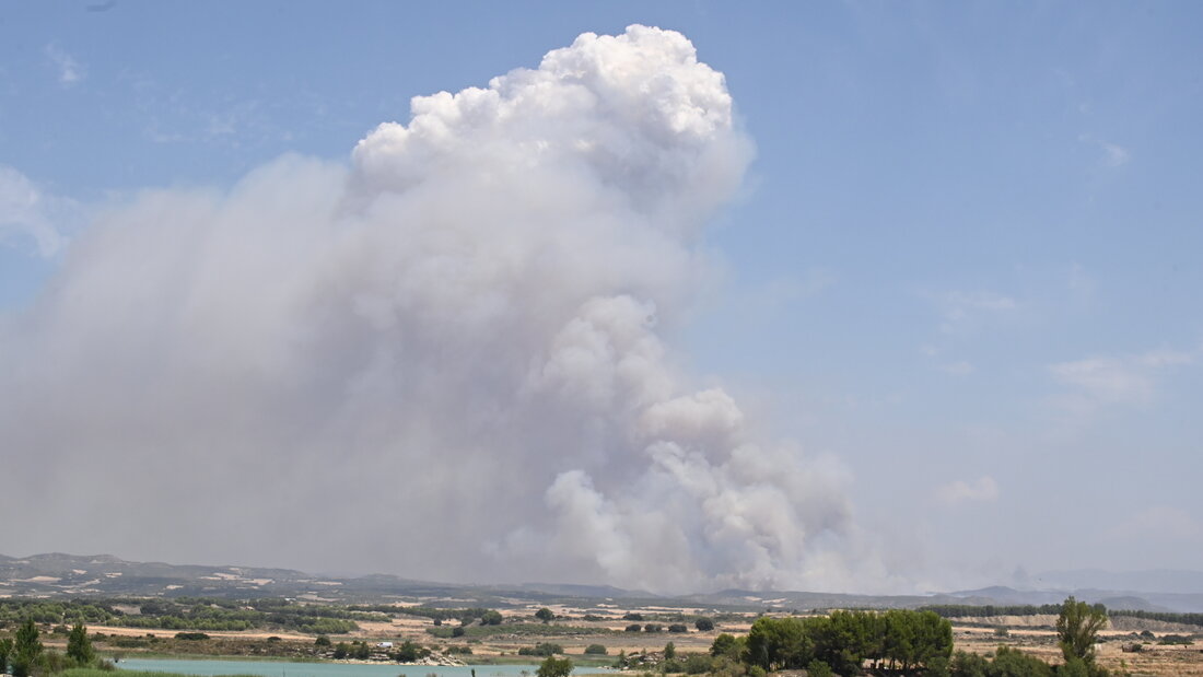 Eine Rauchsäule ist in der spanischen Region Aragonien zu sehen. Foto: Ramón Comet/EUROPA PRESS/dpa 20260717172047007.jpg