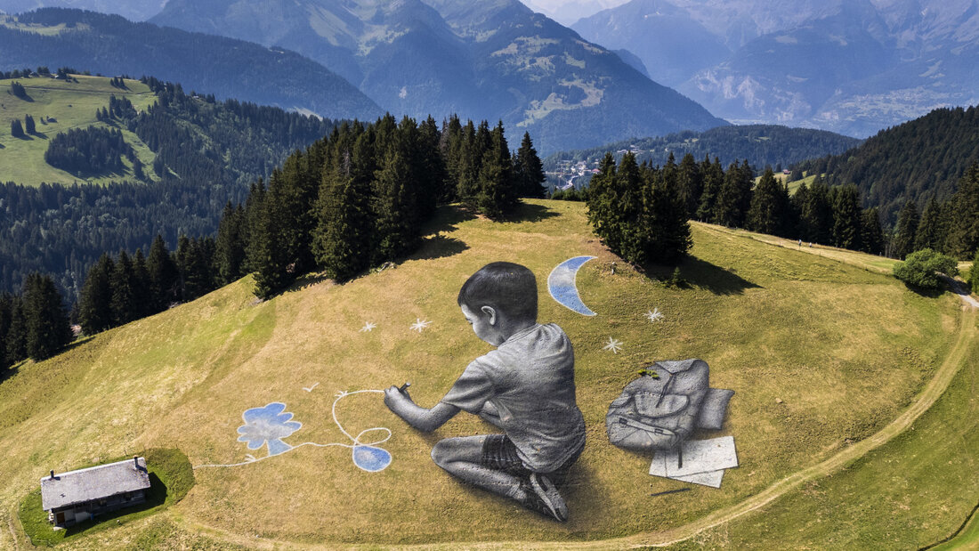 Der Land-Art-Künstler Saype hat oberhalb des waadtländischen Villars-sur-Orllon zwei riesige Bilder direkt ins Gras gezeichnet, die je nach Wetter schon bald wieder verschwinden werden. Die Gemälde thematisieren die Beziehung von Kindern zur Natur. 20260721162255046.jpg