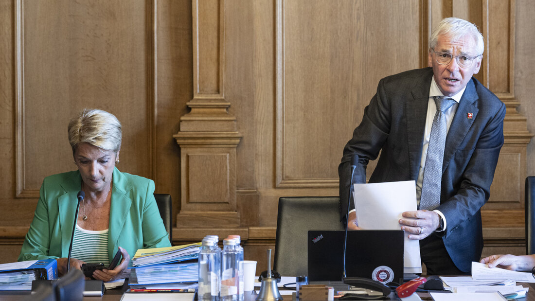 Finanzministerin Karin Keller-Sutter und Mitte-Ständerat Erich Ettlin vor den Entscheidungen über die Banken-Eigenkapitalregeln in der Wirtschaftskommission des Ständerats. 20260831192751067.jpg