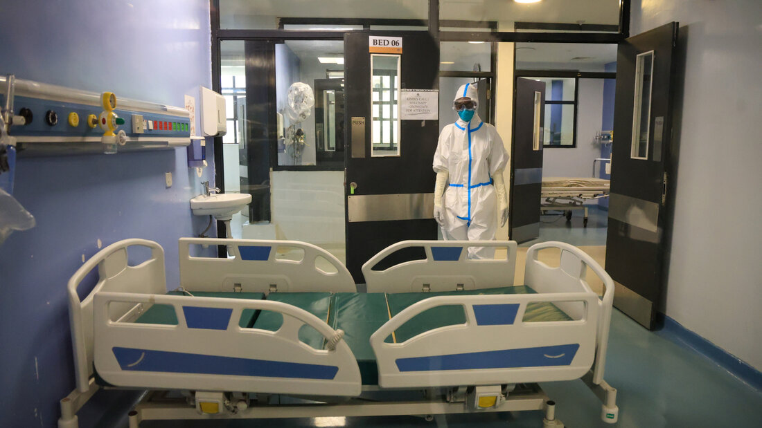 Ein Mitarbeiter des Gesundheitswesens steht in einer Ebola-Isolationsstation in Nairobi. Foto: Andrew Kasuku/AP/dpa 20261017184724301.jpg
