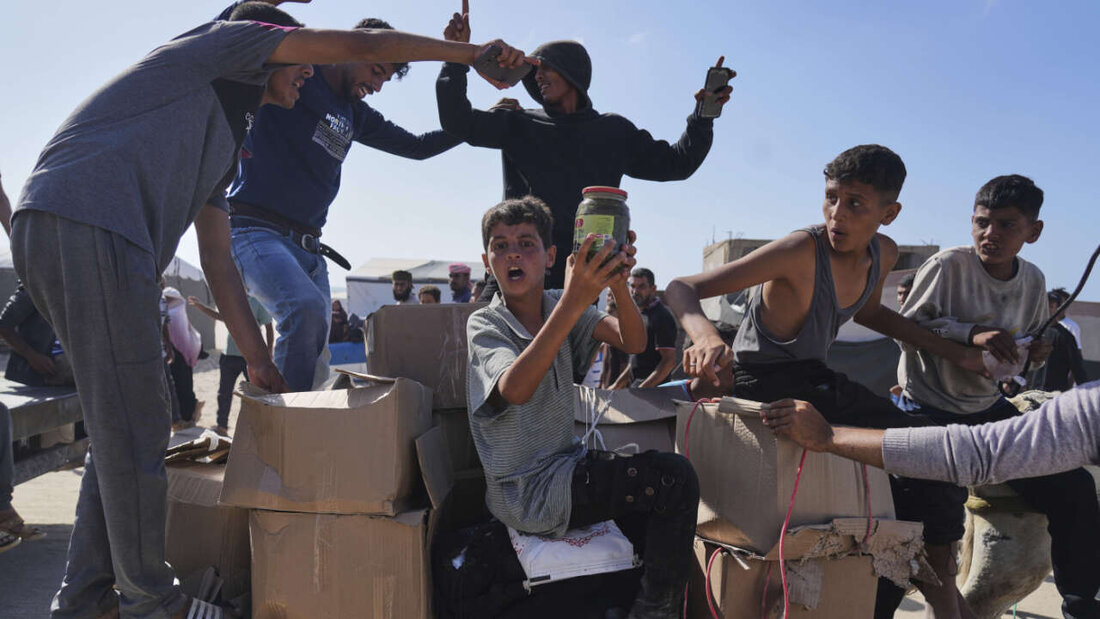 dpatopbilder - Palästinenser tragen in Rafah im südlichen Gazastreifen Kisten mit Lebensmitteln und humanitären Hilfspaketen, die von der Gaza Humanitarian Foundation geliefert wurden. Foto: Abdel Kareem Hana/AP/dpa 20250606113536540.jpg