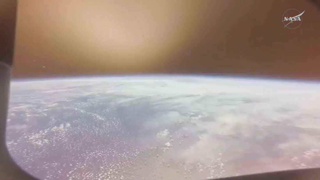 HANDOUT - In diesem Bild aus einem von der NASA zur Verfügung gestellten Video ist die Erde von der «Artemis II» Orion-Kapsel aus zu sehen, die gerade in die Atmosphäre eintritt. Foto: NASA/AP/dpa - ACHTUNG: Nur zur redaktionellen Verwendung und nur mit vollständiger Nennung des vorstehenden Credits 20260411021327218.jpg