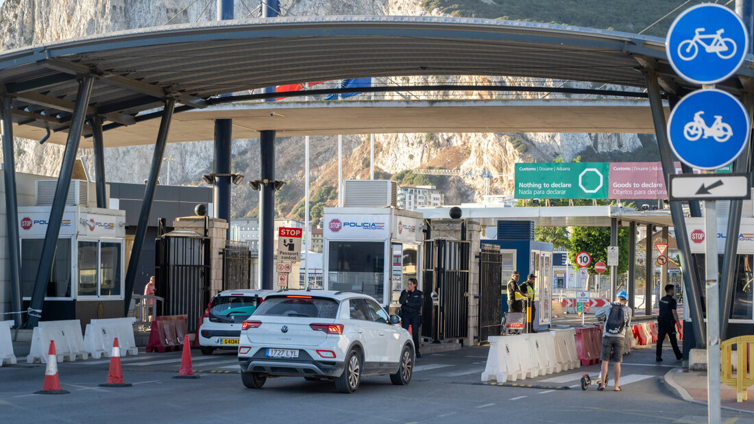ARCHIV - Während der Feierlichkeiten zum Nationalfeiertag im britischen Territorium Gibraltar fahren Fahrzeuge an der Grenzkontrollstelle in La Linea de Concepcion nach Gibraltar ein. Foto: Marcos Moreno/AP/dpa 20260715003243942.jpg