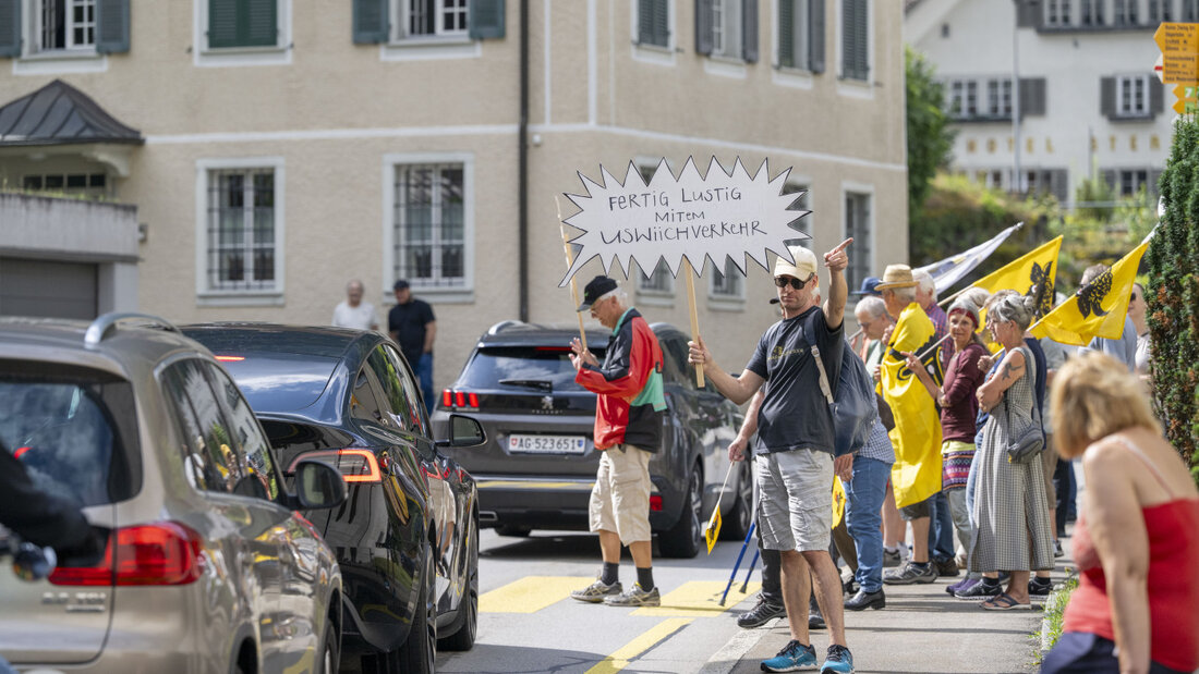 "Fertig lustig mitem Uswiichverkehr": Die lokale Bevölkerung tat ihren Unmut gegenüber Ferienreisen auf den Strassen durch die Urner Dörfer kund. 20260718114254139.jpg