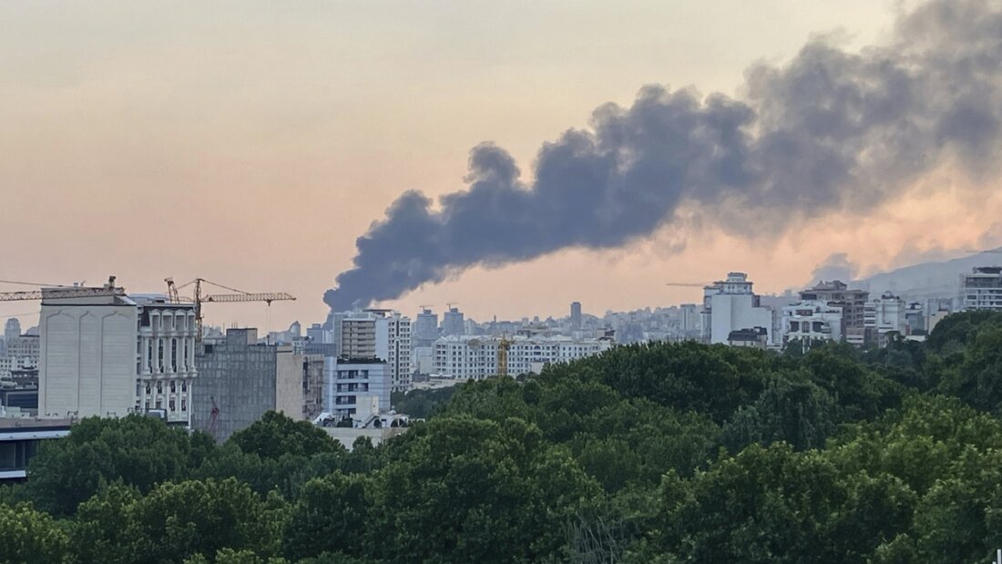 dpatopbilder - Rauch steigt aus dem Gebäude des iranischen Staatssender nach einem israelischen Angriff. Foto: -/AP/dpa 20250618150150579.jpg