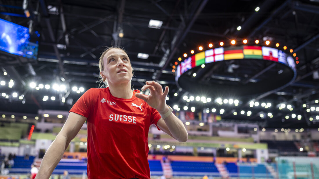 Annik Kälin spricht beim Aufwärmen mit ihrem Coach 20260322115359693.jpg